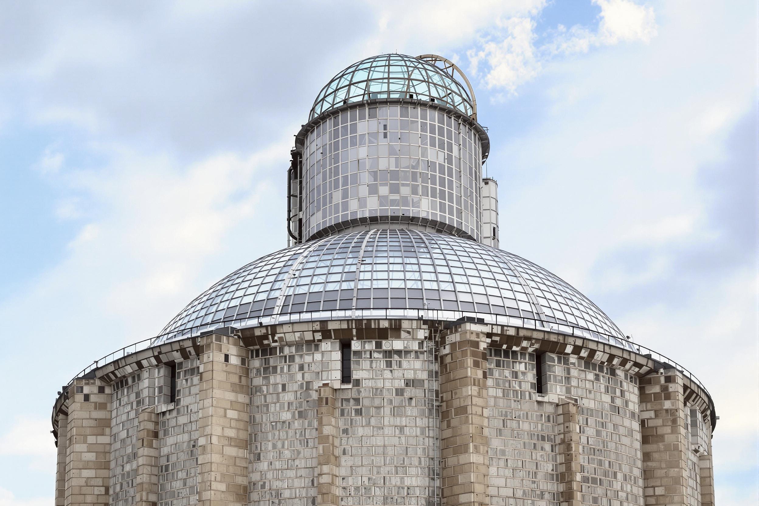 Discover the innovative transformation of a towering grain silo into a cutting-edge art gallery. This architectural marvel showcases the perfect blend of industrial heritage and contemporary design, featuring circular exhibition spaces and a striking glass-domed rooftop.